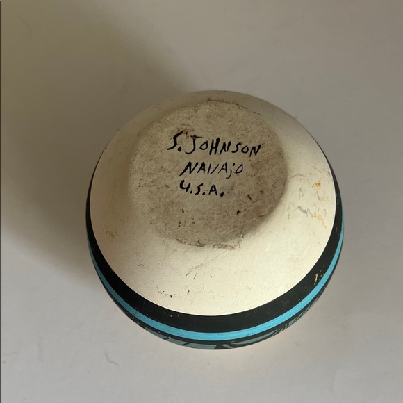 Handcrafted Navajo Ceramic Vase with Geometric Patterns - Picture 4 of 6